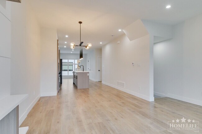 Photo du bâtiment - Modern 3 Bed 3 Bath Townhome for Rent in Pacific Douglas!