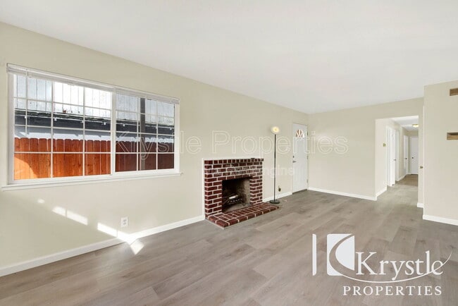 Building Photo - 126 Violet Dr