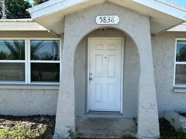 Building Photo - 5838 Siesta Ln