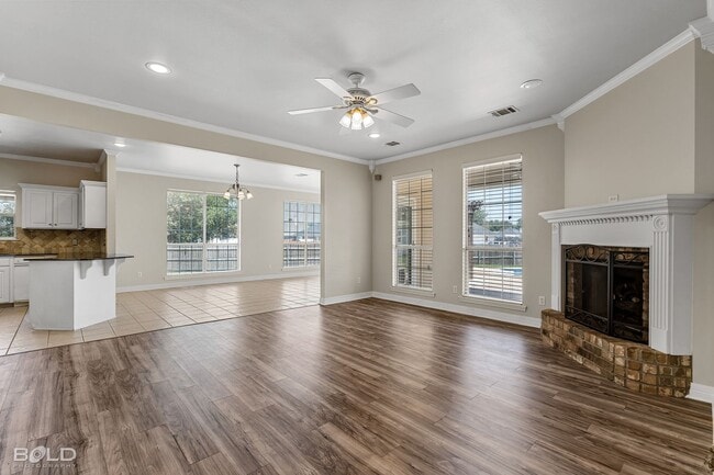 Building Photo - 4 Bedroom 2 Bath with Pool!!!