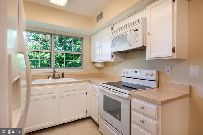 Building Photo - 7717 Inversham Dr