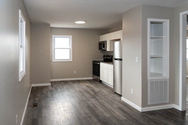 Building Photo - 1309 Main St E