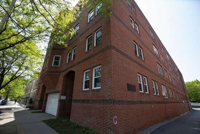 Foto del edificio - 2456 Massachusetts Ave
