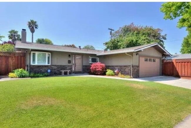Building Photo - Move right in! This is an ideal home, gorg...