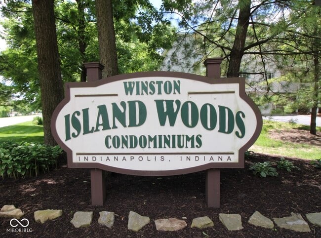 Foto del edificio - 1111 Island Woods Dr