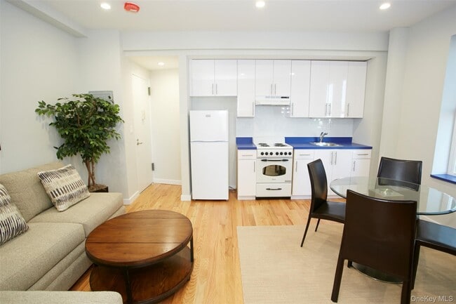 Foto del edificio - 215 E Broadway