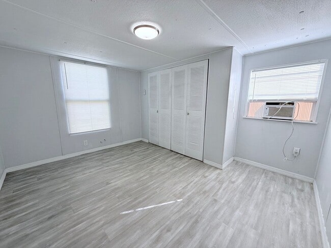 Building Photo - 607 49th Ave Terrace W