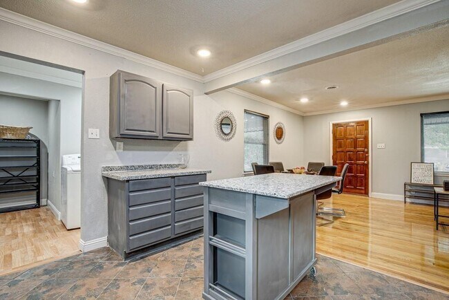 Building Photo - 2332 Hartline Dr