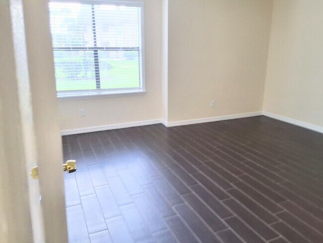 Foto del edificio - Beautiful Remodeled First Floor 2/2 Condo ...