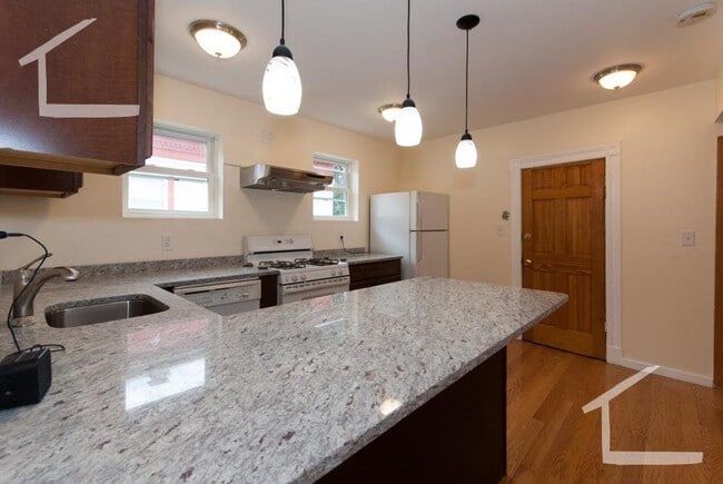 Building Photo - 9/1 Renovated, spacious 4BR/2BA near Oak S...