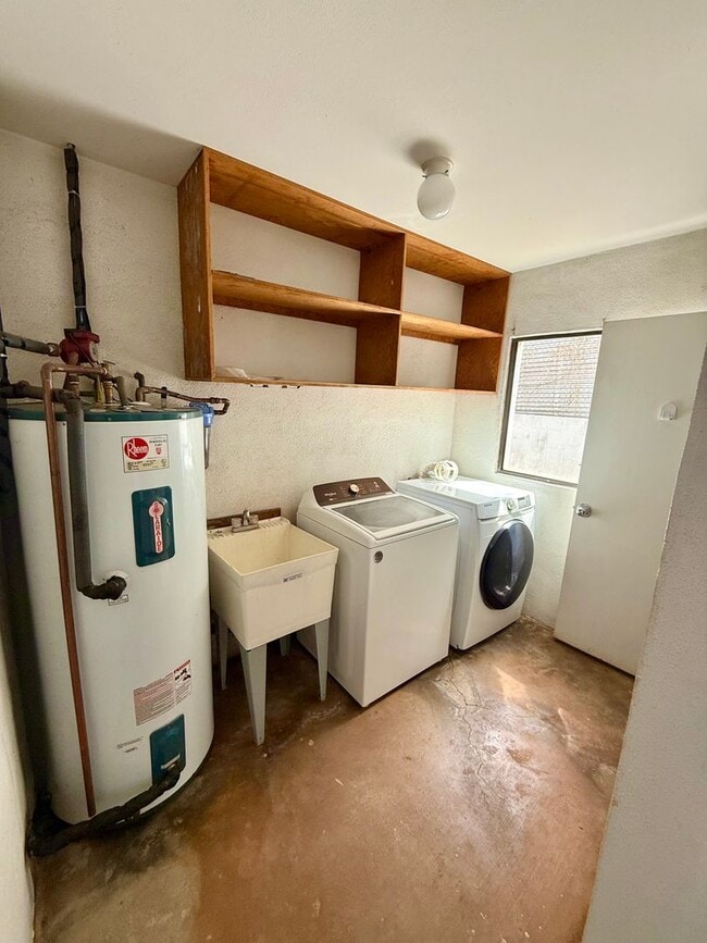Building Photo - 4 Bedroom / 3 Bathroom Home in Lahaina – A...