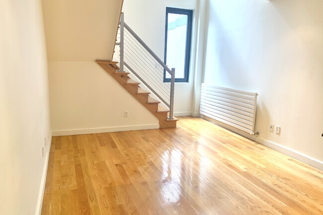 Building Photo - 215 E 81st St