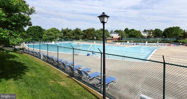 Foto del edificio - 8205 Whispering Oaks Way