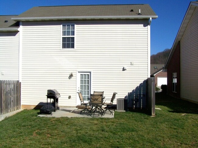 Building Photo - 2 bed, 2 bath, 2 car garage townhouse w/ l...