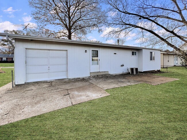 Building Photo - 1560 Bluefield Dr