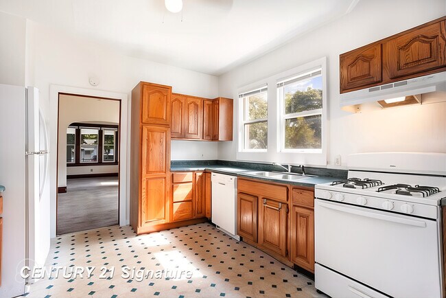 Building Photo - 2875 Schaeffer St