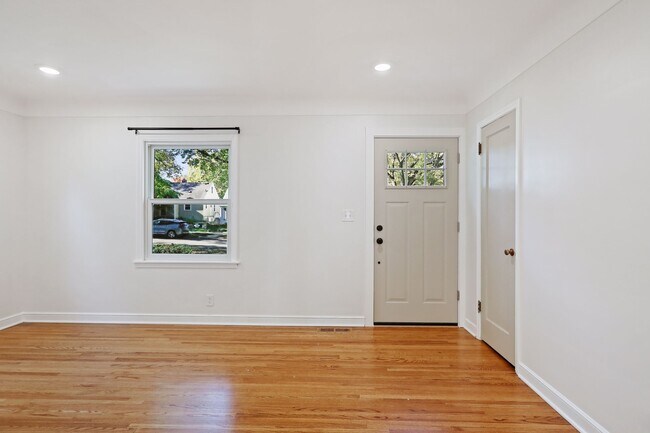 Foto del edificio - 2729 Hampshire Ave S