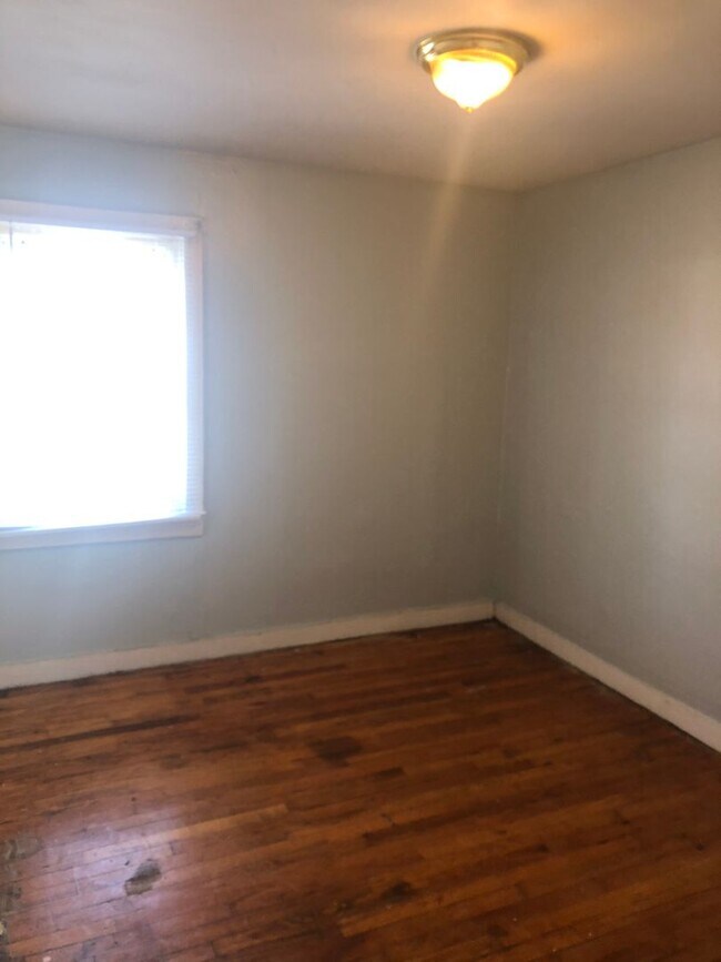 Foto del edificio - 1 Bed/1 Bath Upstairs Apartment located walking distance to Downtown Gallatin.