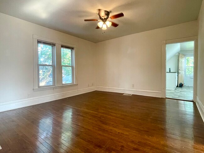 Foto del edificio - 824 Lowry Ave NE