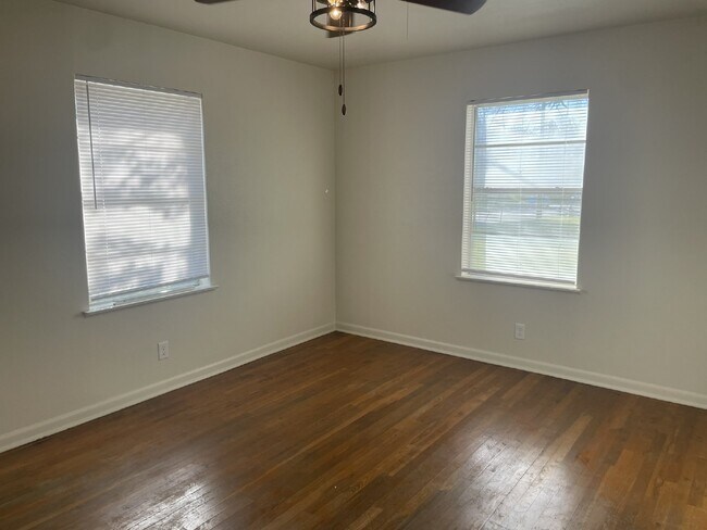 Foto del edificio - Two bedroom 1 bath next to campus!