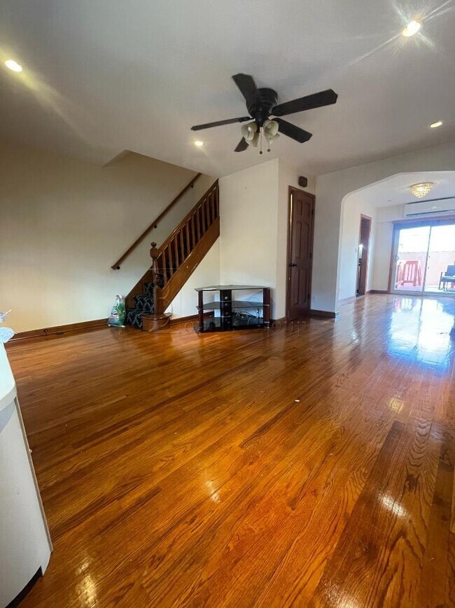 Building Photo - Townhouse w/ Driveway & Huge Outdoor Space...