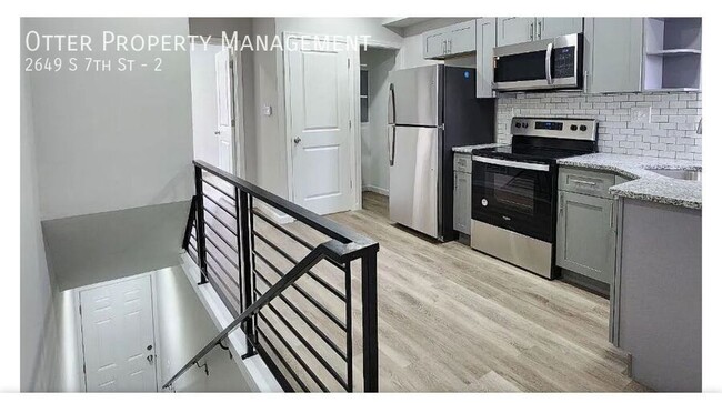 Building Photo - Charming 2BR/1BA Apartment with Hardwood F...