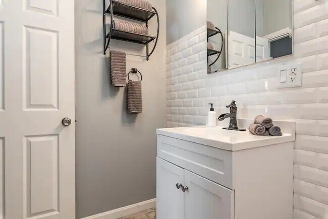 Foto del edificio - 466 E Brandeis Ave