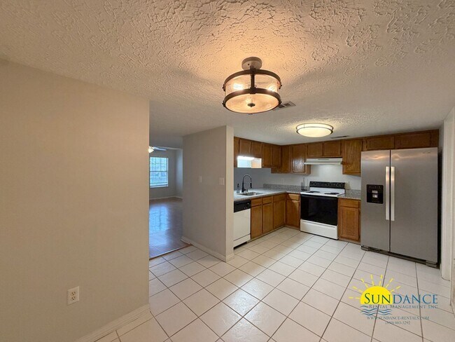 Building Photo - Gorgeous 2 Story Townhome in Fort Walton Beach!