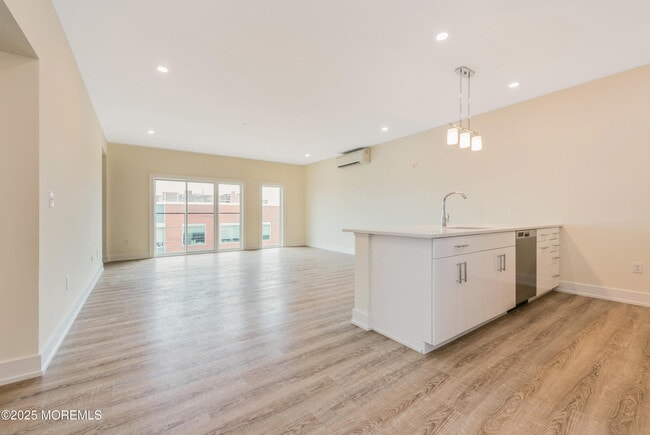 Building Photo - 700 Bangs Ave