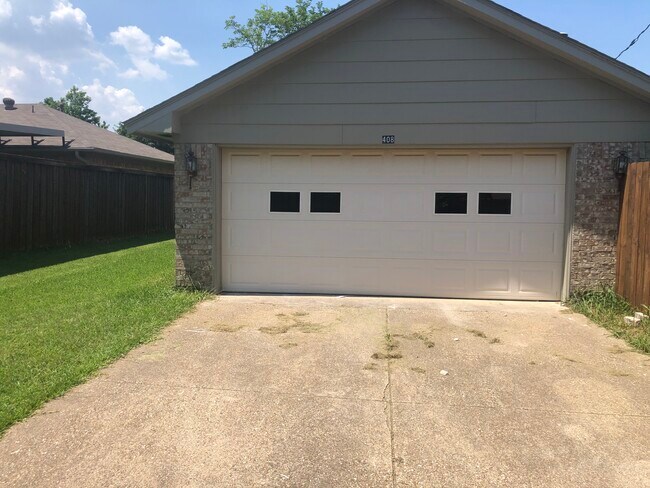Building Photo - 408 Kimberly Dr