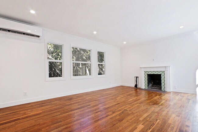 Foto del edificio - 4555 Glenalbyn Dr