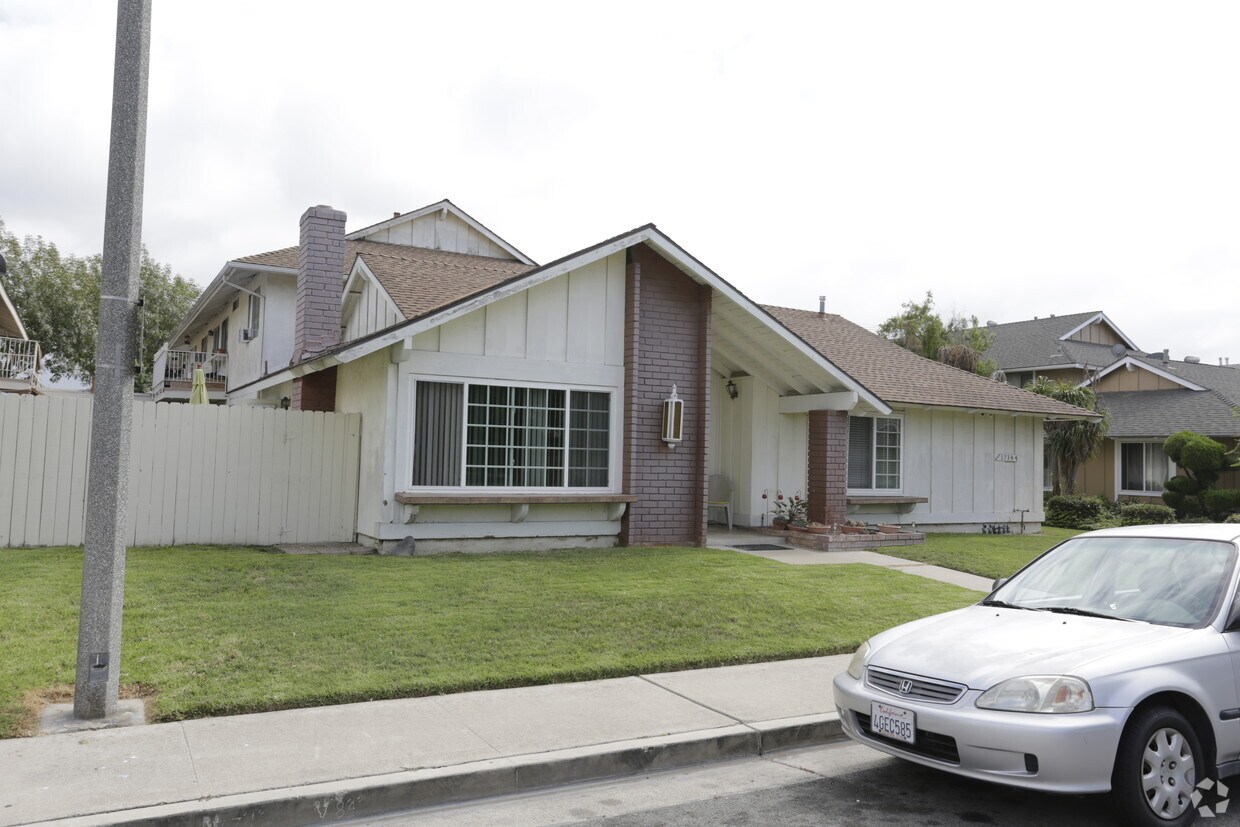 Primary Photo - 17344 San Luis St