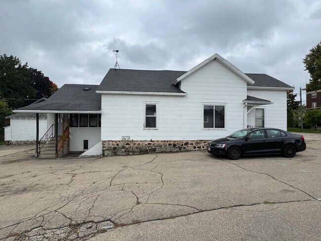 Building Photo - RE SOLUTIONS WI LLC