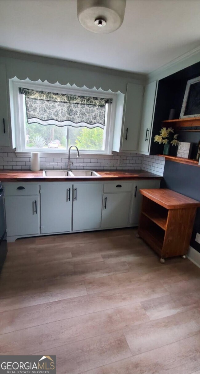 Foto del edificio - 219 Sylvan Heights Dr