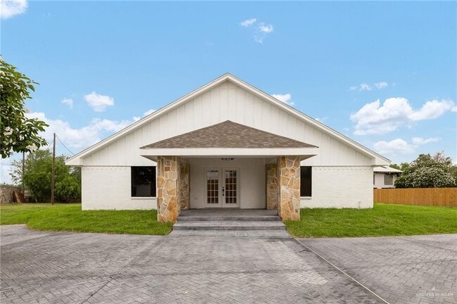 Building Photo - 12304 Lakeview Dr