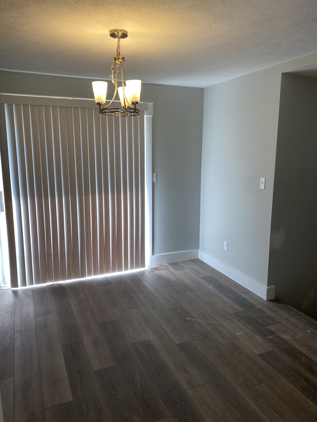 Dining Area - 3840 S Eastmont Ave