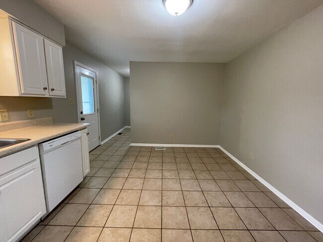 Building Photo - 3 bedroom and 1 bath Ranch House