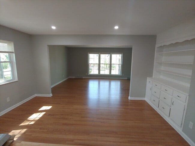 Dining - 115 Elm St