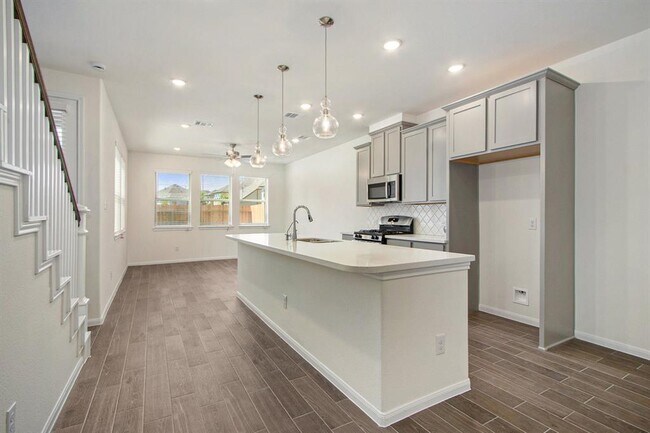 Building Photo - 5514 Hyde Park Dr