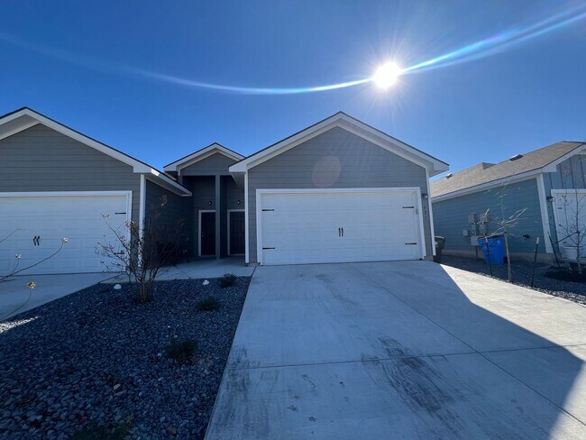 Building Photo - Luxury 3/2 Duplex in Seguin, Texas