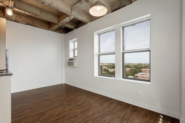 Building Photo - 4549 N Malden St