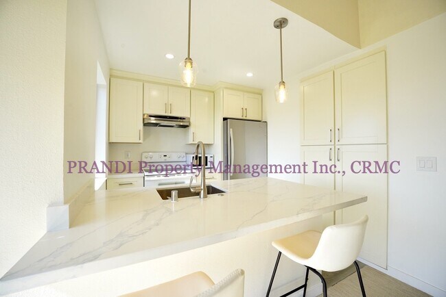 Building Photo - Bright and Updated Corner Unit Condo with ...