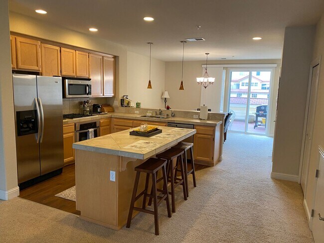Building Photo - Well maintained 3 Bedroom, 2.5 Bath Condo ...