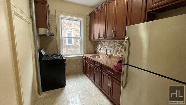 Foto del edificio - FRESHLY GUT RENOVATED LARGE 4 BEDROOMS /2 ...