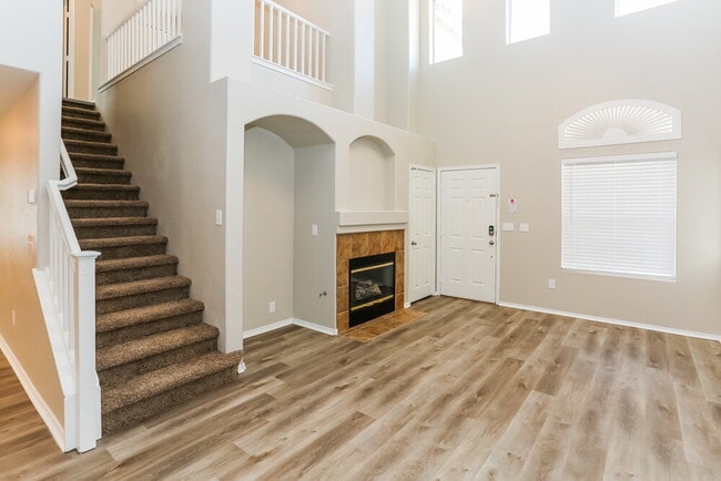 Foto del edificio - 8149 Finch Feather St