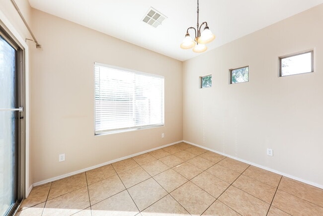 Foto del edificio - 15629 W MacKenzie Dr