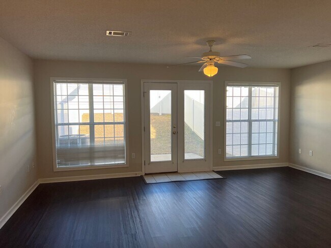 Foto del edificio - Available NOW- 121 S. springview Drive