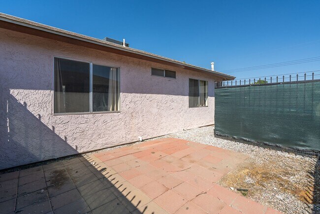 Foto del edificio - 2 BR 1 BA in Hemet. Unit in a single story...