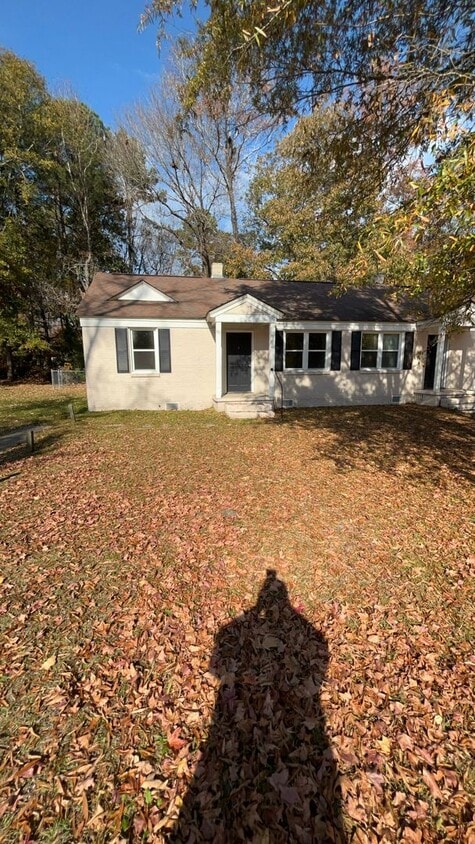 Foto principal - Renovated Three Bedroom/One Bath Duplex