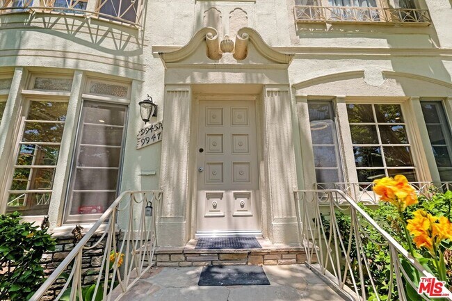 Foto del edificio - 9945 Robbins Dr